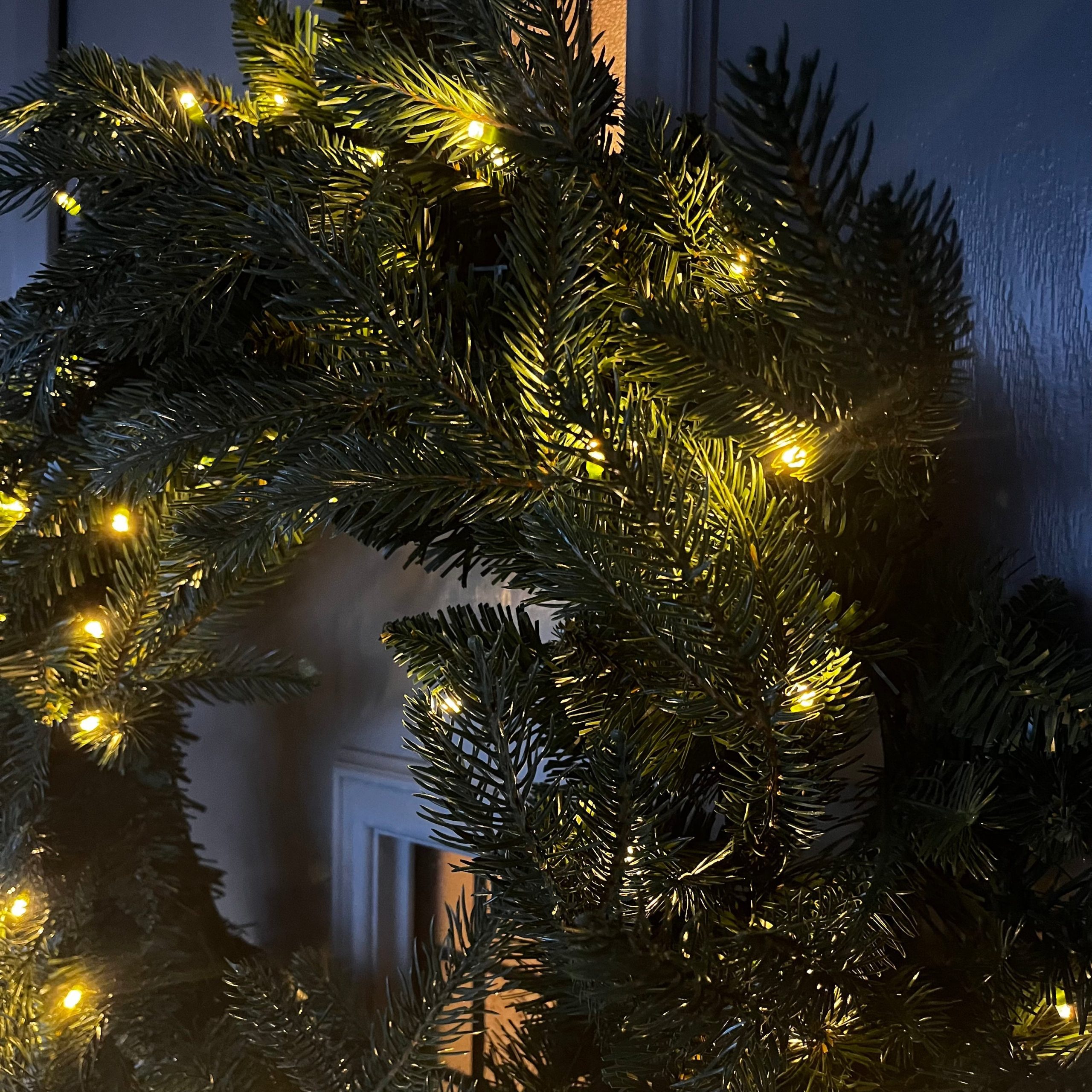 60cm Premium Mixed branch prelit Green Wreath - with timer - Image 8