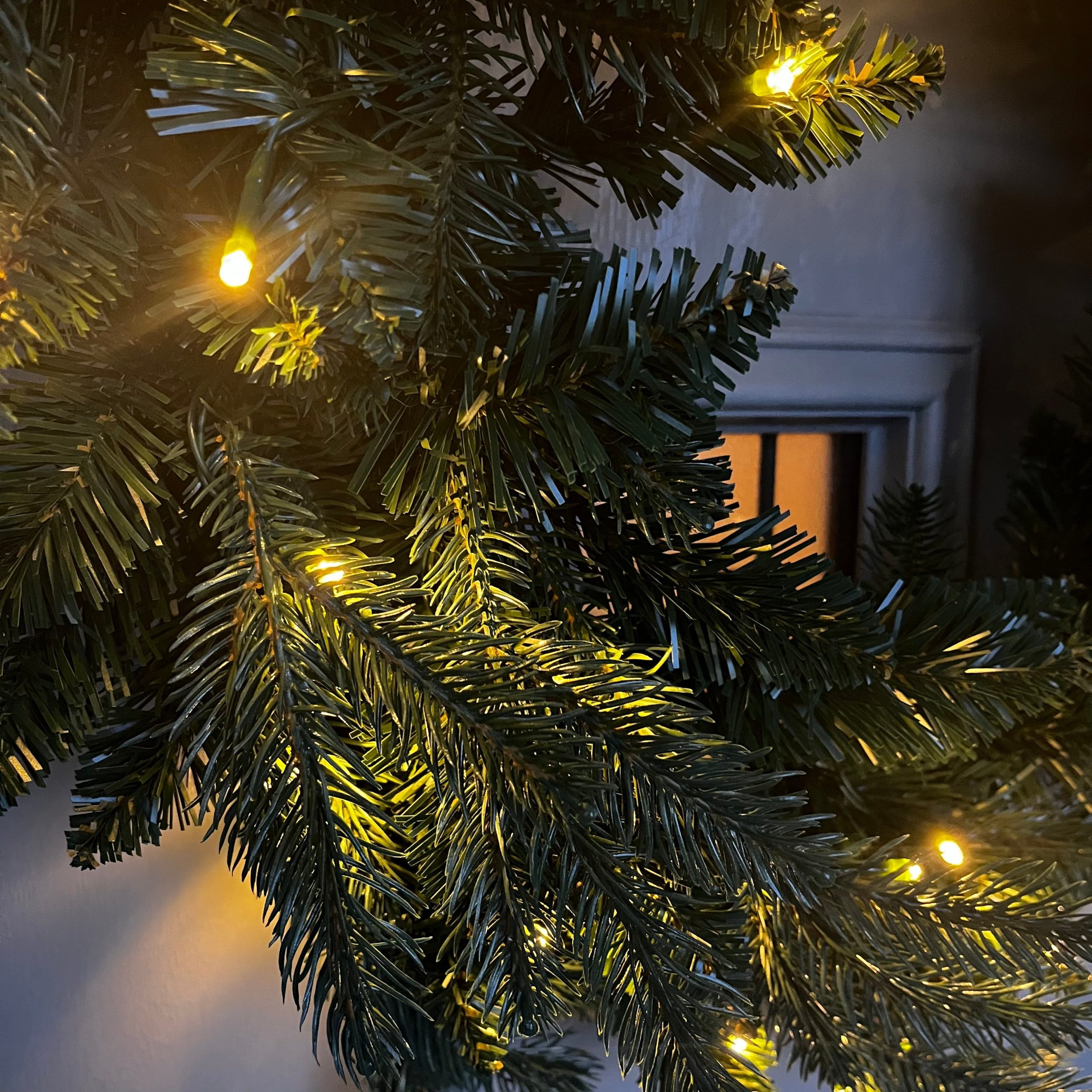 60cm Premium Mixed branch prelit Green Wreath - with timer - Image 9