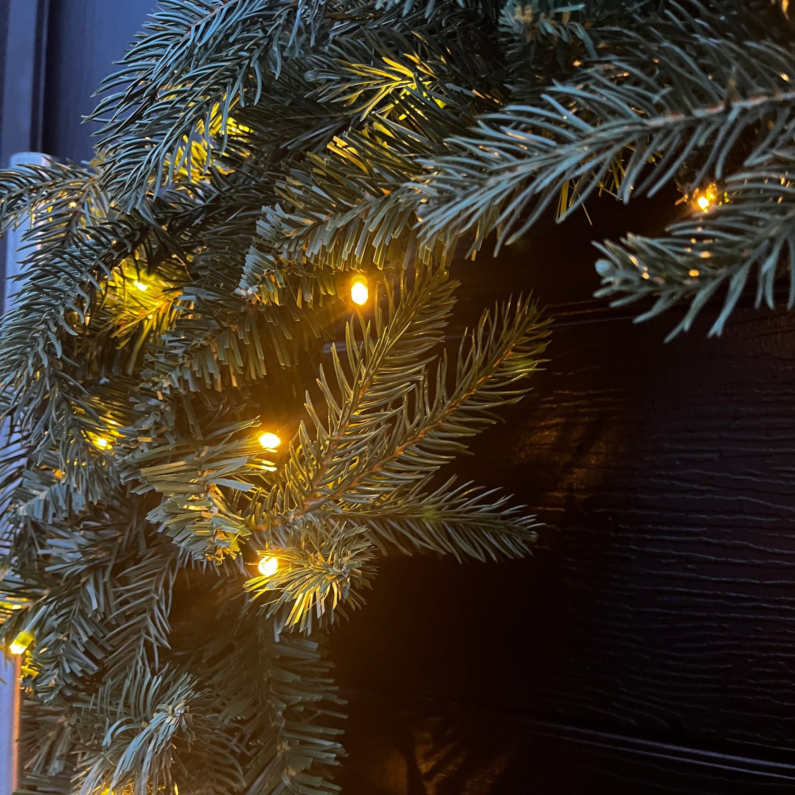 60cm Premium Mixed branch prelit Green Wreath - with timer - Image 4